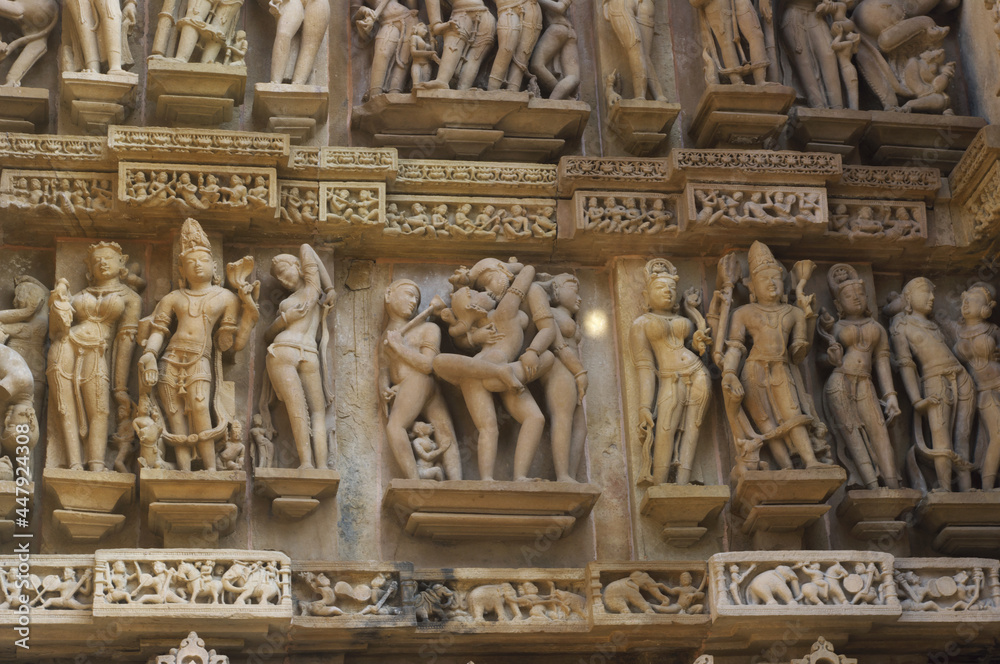ラクシュマナ寺院外壁の彫刻（カジュラホー）
