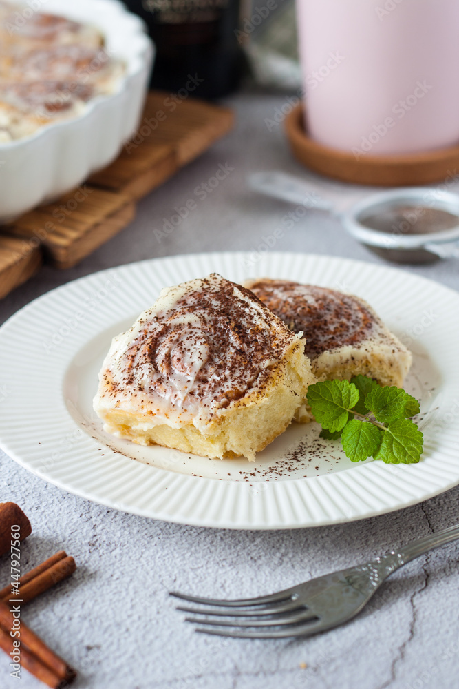 cinnamon buns made of pastry with cream sauce cinnamon buns made of pastry with cream sauce