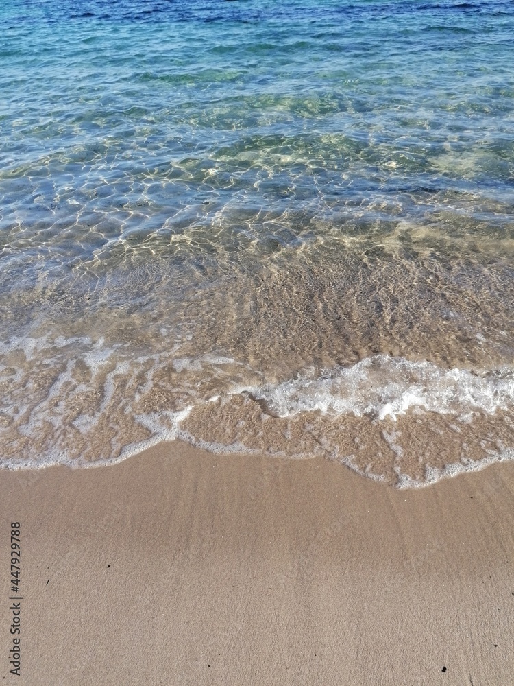 Vagues et sables mer - Pieds dans l'eau - Eau transparente Vagues et sables mer - Pieds dans l'eau - Eau transparente