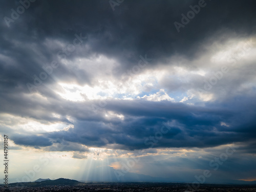 atardecer con cielo nublado y nubes de lluvia