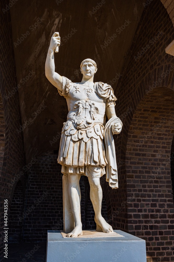Statue des Marcus Ulpius Traianus im Archäologischen Park Xanten am Niederrhein