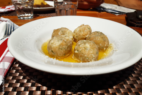 Tradizionali canederli con formaggio di malga, burro e salvia del rifugio Cornisello nella Val Nambrone in Trentino, viaggi e cucina tradizionale nel Parco Adamello-Brenta sulle dolomiti in Italia