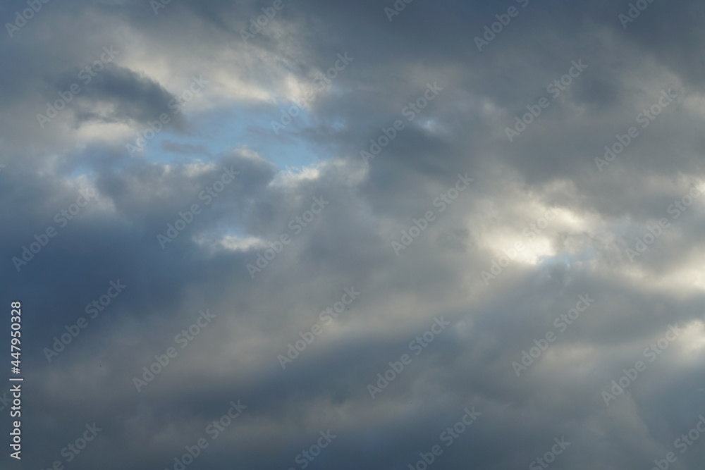 Wolken Himmel am späten Nachmittag mit überwiegender Bewölkung