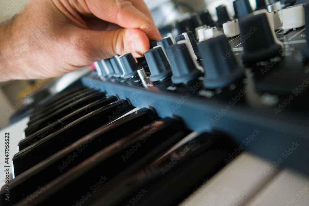 Naklejka premium Synthesiser and hand 