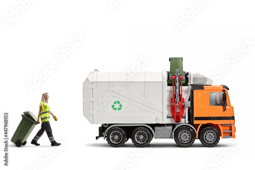 Foto Female waste collector pulling a bin towards a garbage truck
