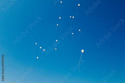 Palloncini bianchi che volano nel cielo. photo