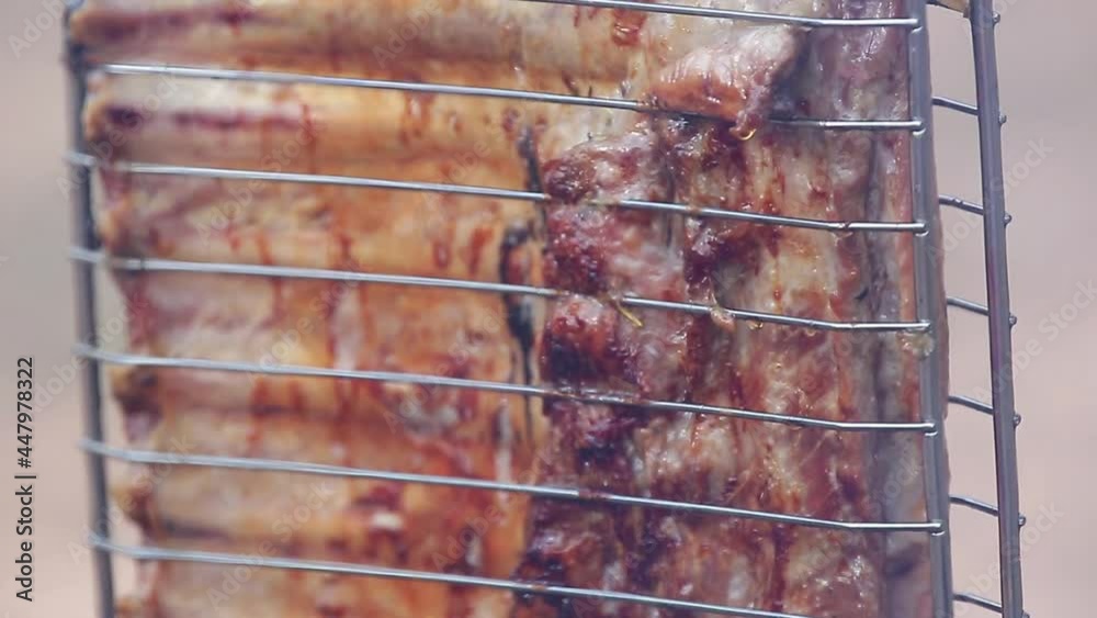 Carne assada no fogo no chão e na lenha.

