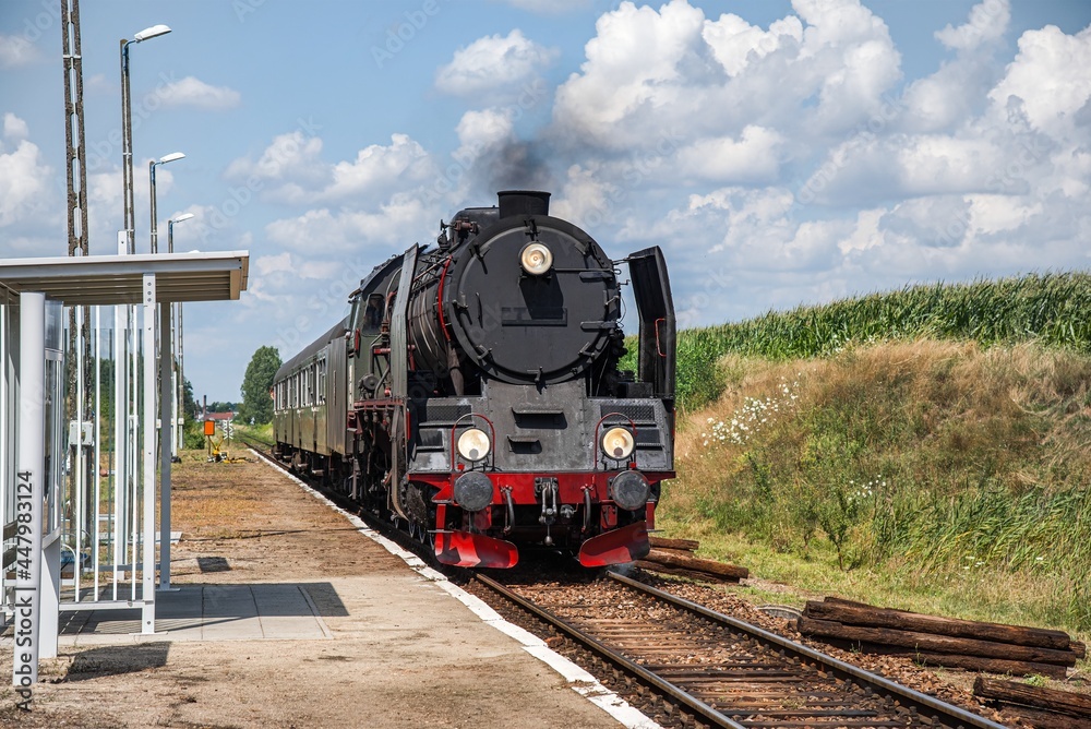 Obraz premium Old locomotive on the rural railway 