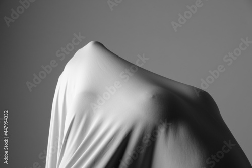 Φωτογραφία ghostly statue of a girl under a blanket