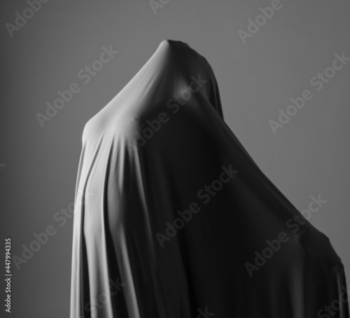 Foto statue of a girl surrounded by a cloak