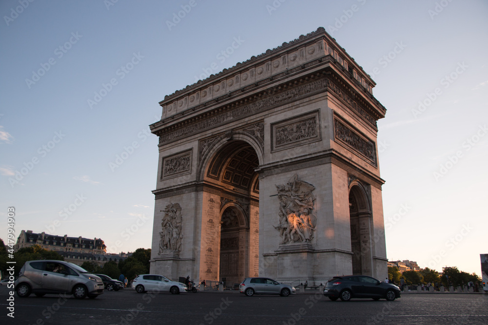 Fototapeta premium triumphal arch during the afternoon in paris