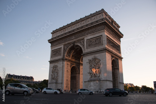 triumphal arch during the afternoon in paris © Tonatiuh