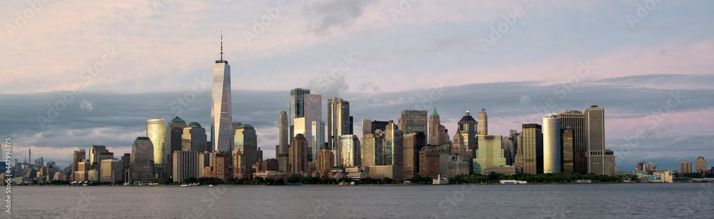 Obraz premium Panorama view of New York city lower Manhattan downtown skyline at twilight