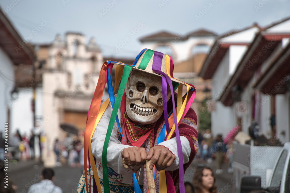 traditional costume for the night of the dead in mexico