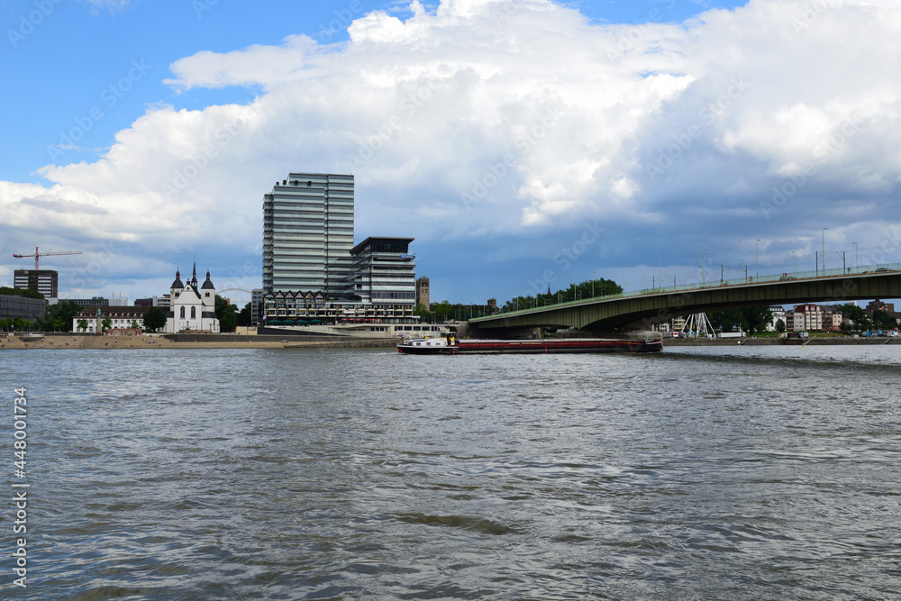 Naklejka premium deutzer brücke über rhein in köln, nrw , deutschland