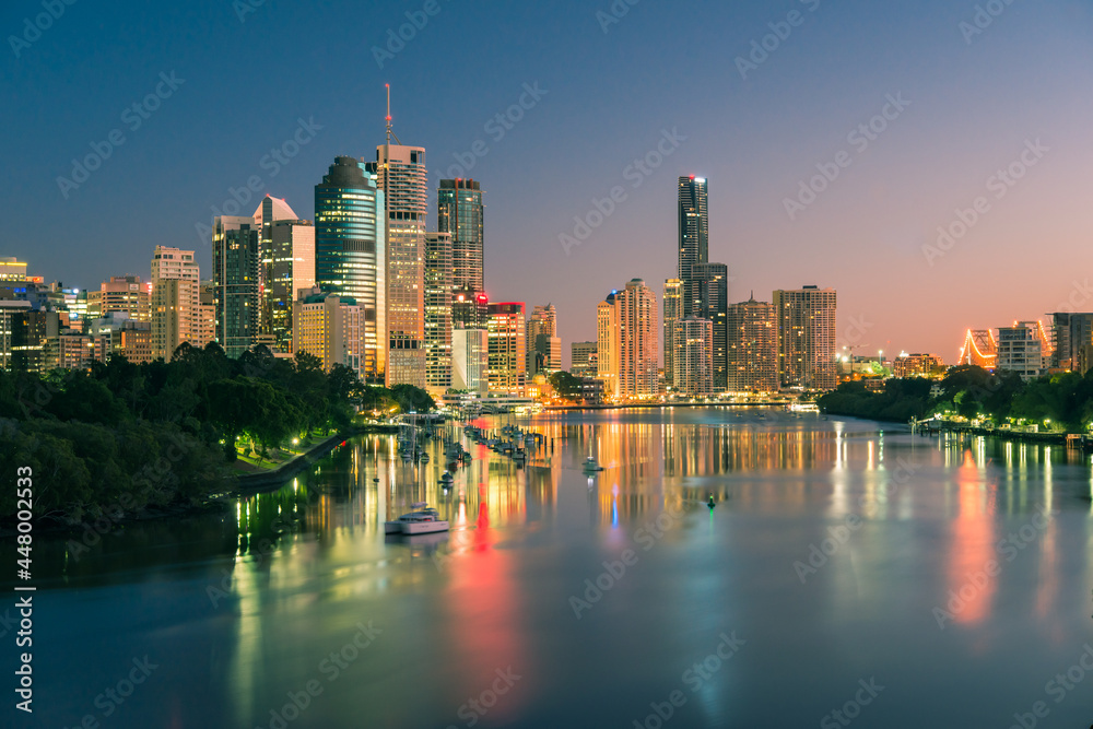 Obraz premium Evening view of Brisbane city buildings and river seen from Kangaroo Point. Brisbane is the state capital of Queensland, Australia.