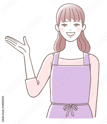 エプロン姿で説明する若い女性