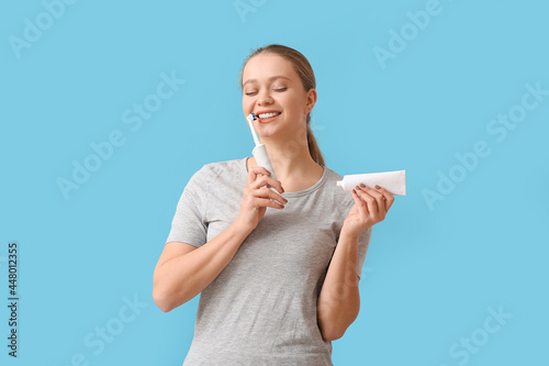 Young woman brushing teeth ...