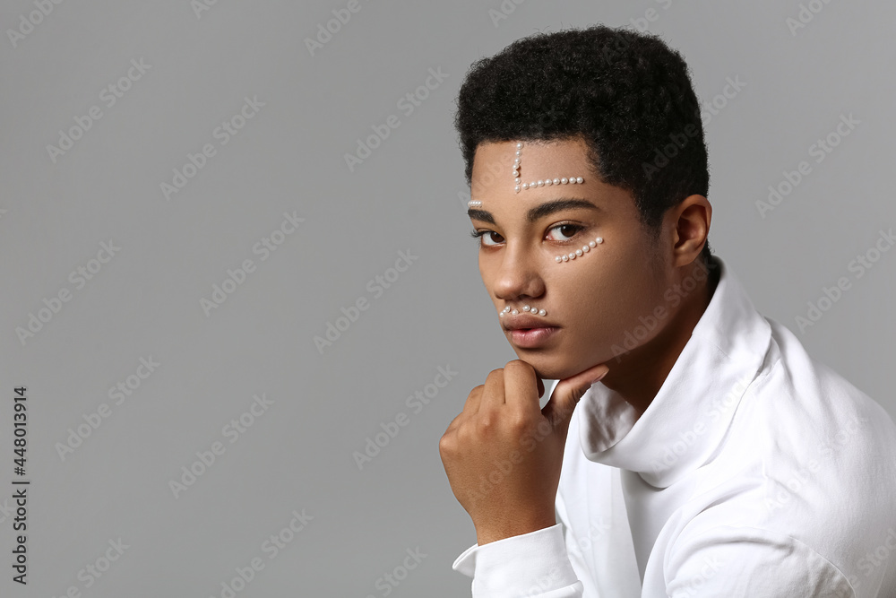 Obraz premium Creative portrait of handsome African-American guy on grey background