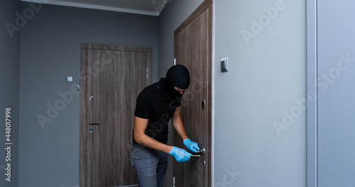 Vászonkép Is Anybody Home. thief in the apartment