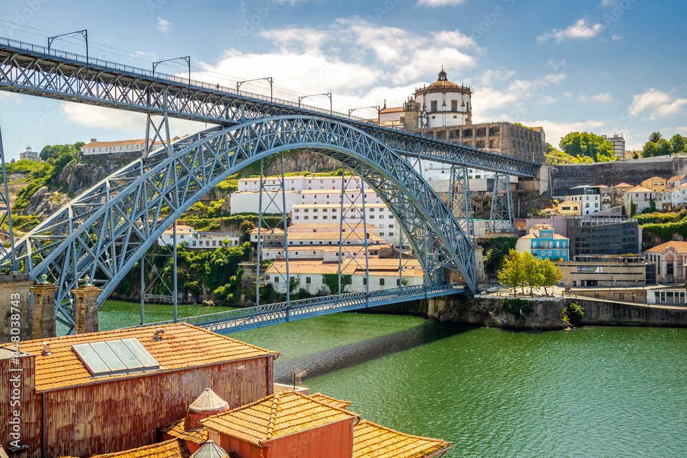Beautiful Dom Luis I bridge over Douro river in Porto, Portugal
