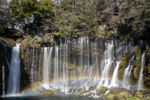 滝のしぶきにかかる虹 © 和明 杉山