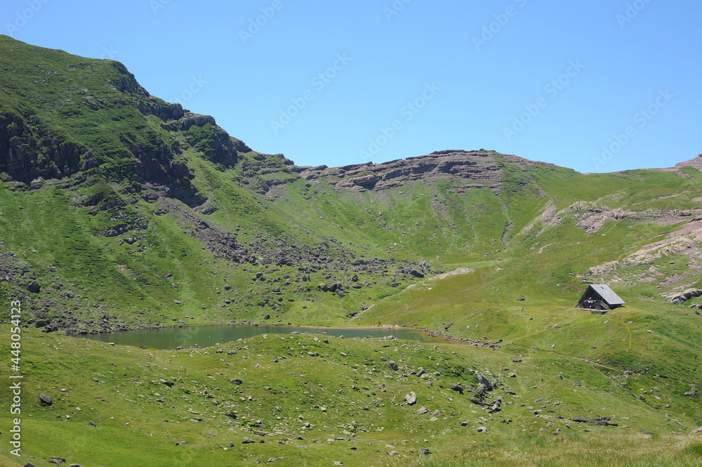 Obraz premium Refuge et Lac d'Arlet