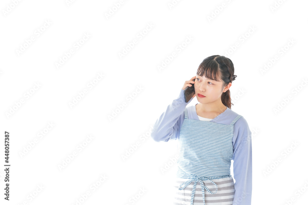 笑顔でスマートフォンを使う若い主婦