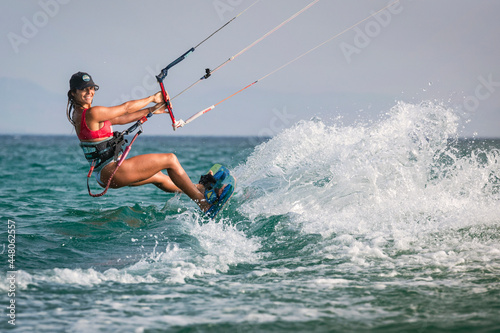 Mujer atlética con visera practicando kitesurf en la playa de Tarifa, Provincia de Cádiz, Andalucía, España © inigolaitxu