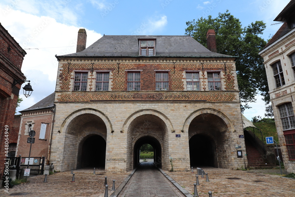 La porte de Gand ou porte de la madeleine, porte de ville construite en 1620, ville de Lille, département du Nord, France