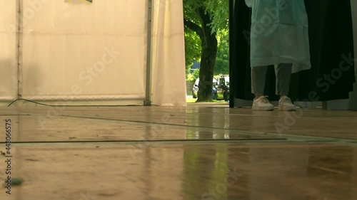 Infirmière marchand dans un centre de dépistage COVID-19, La Chaux-de-Fonds
