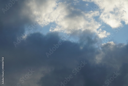 Wolken Himmel mit blau, grau, weiß und beige nach einem Regen Schauer
