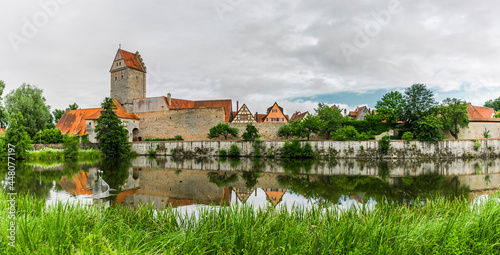 Rothenburger Tor und Weiher von Dinkelsbühl in Bayern