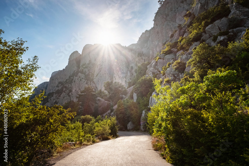 Foto asphalted road in the mountains, beautiful sunshine, summer vacation time