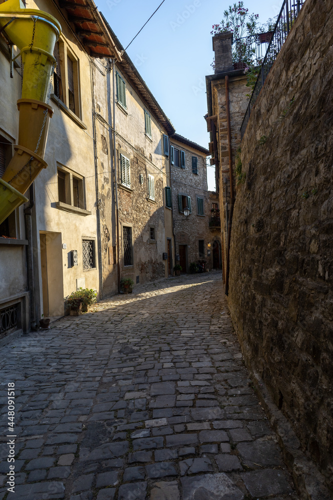 Romantische Gassen in einer Altstadt in Italien mit wunderschönen Häusern 