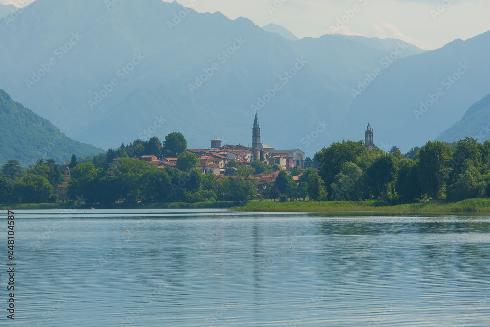 Fototapeta premium Il panorama di Bosisio Parini dalle sponde del lago di Pusiano a Rogeno.