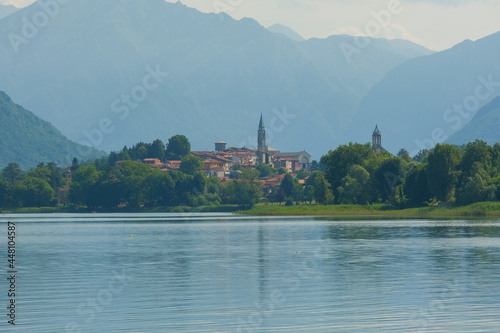 Il panorama di Bosisio Parini dalle sponde del lago di Pusiano a Rogeno. photo
