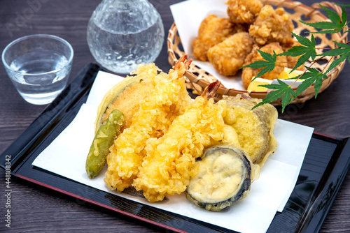 天ぷら盛り合わせと冷酒と鶏のから揚げ