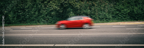 Auto fährt schnell auf einer Straße