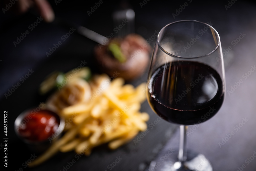 Naklejka premium tenderloins beef steak and glass of red wine