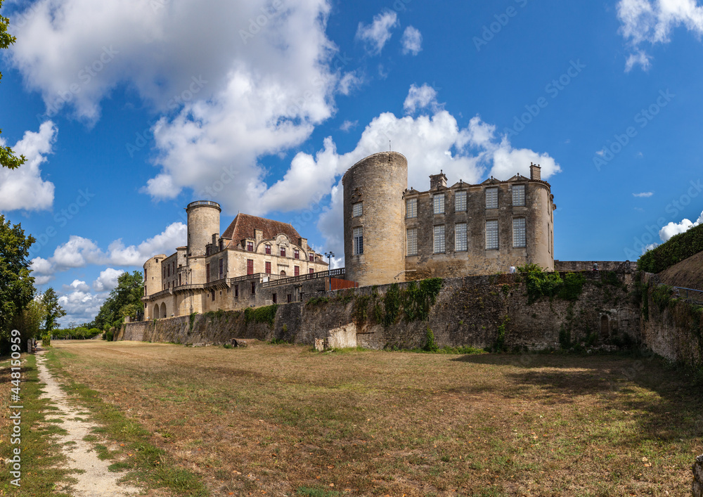 Duras (Lot et Garonne, France) - Vue panoramique du château des Ducs de Duras depuis l'esplanade