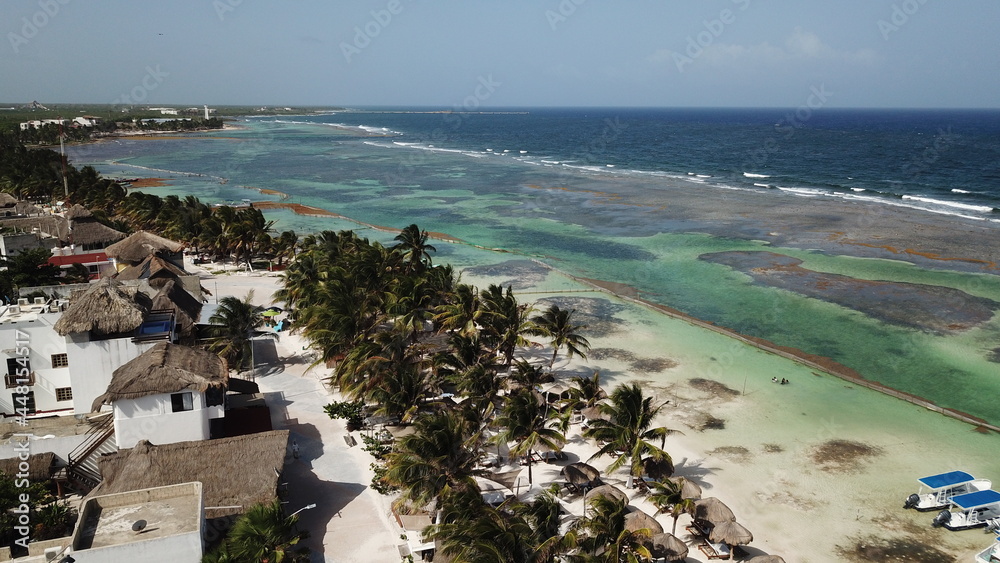 Imagen de drone de las costas Mahahual, en Quintana Roo, se observa la playa, el recale de sargazo y las barreras que se colocaron para reducir la cantidad de sargazo que llega hasta las playas
