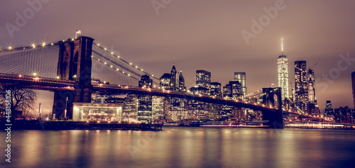 Fototapeta Naklejka Na Ścianę i Meble -  Brooklyn bridge at dusk, New York City.