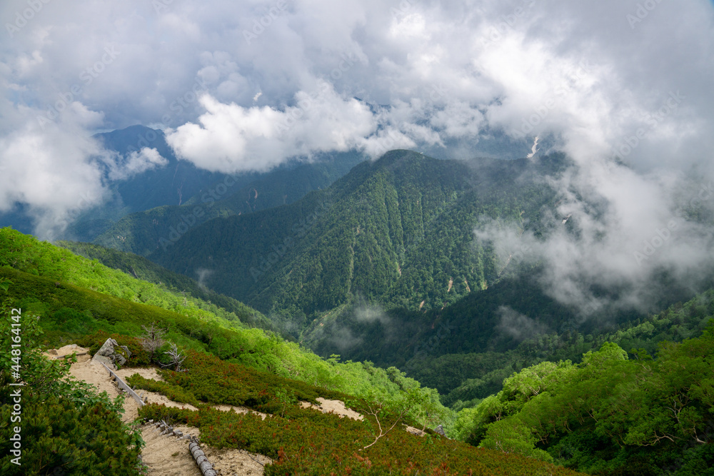 Obraz premium 燕山荘への登山道 雲がかかる風景