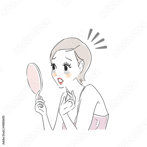 鏡でお肌をチェックする女性