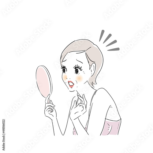 鏡でお肌をチェックする女性