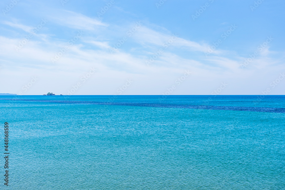 Seascape with a clear horizon