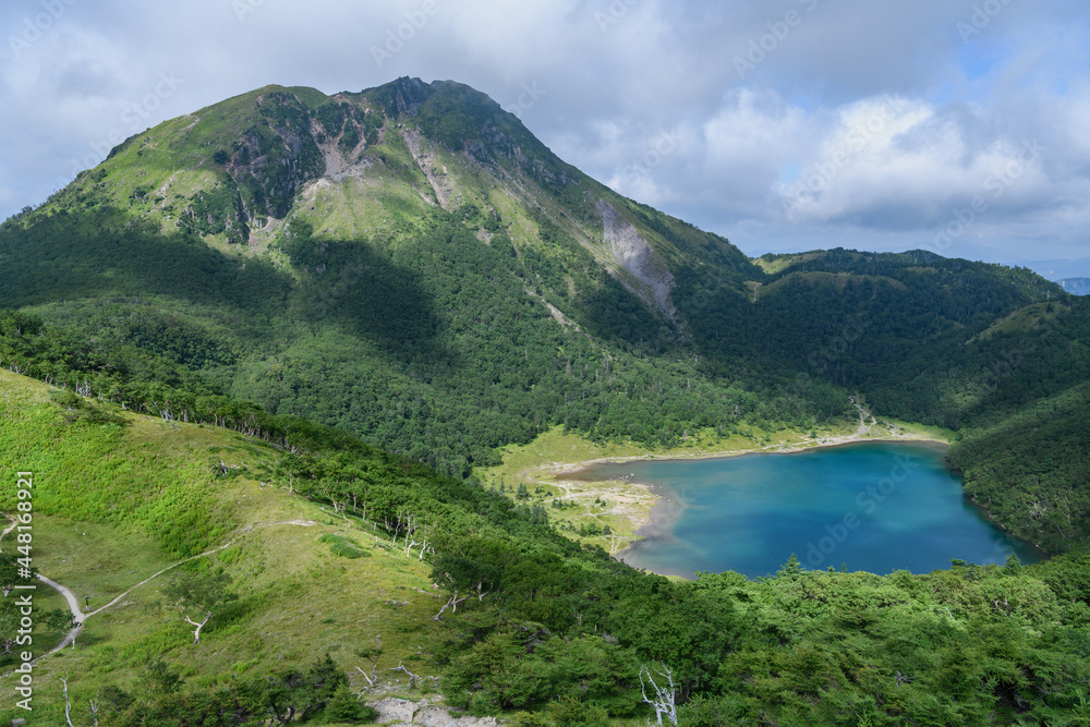 前白根山から見た日光白根山と五色沼