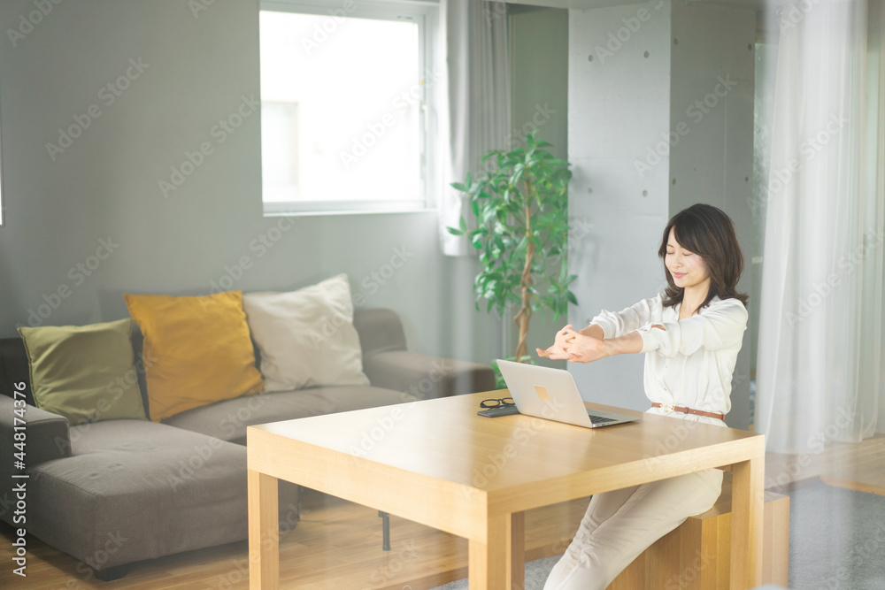 長時間のテレワークで疲れたビジネスウーマン 長時間のテレワークで疲れたビジネスウーマン