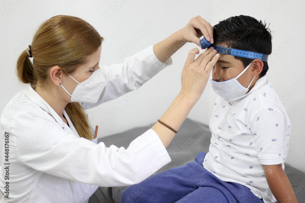 Female pediatrician doctor examining a 7-year-old Latino boy in her office
Female pediatrician doctor examining a 7-year-old Latino boy in her office